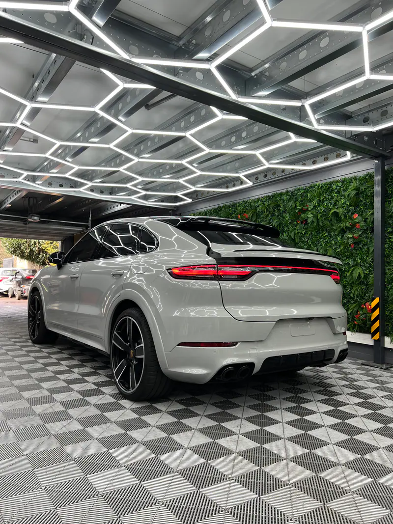 Porsche Cayenne Coupé gris craie dans l’atelier MLK Auto