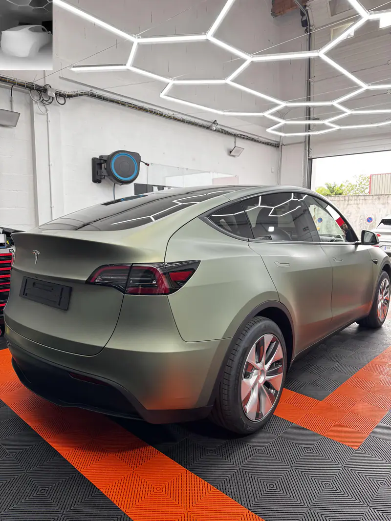 Tesla Model Y en covering vert satiné dans l’atelier MLK Auto